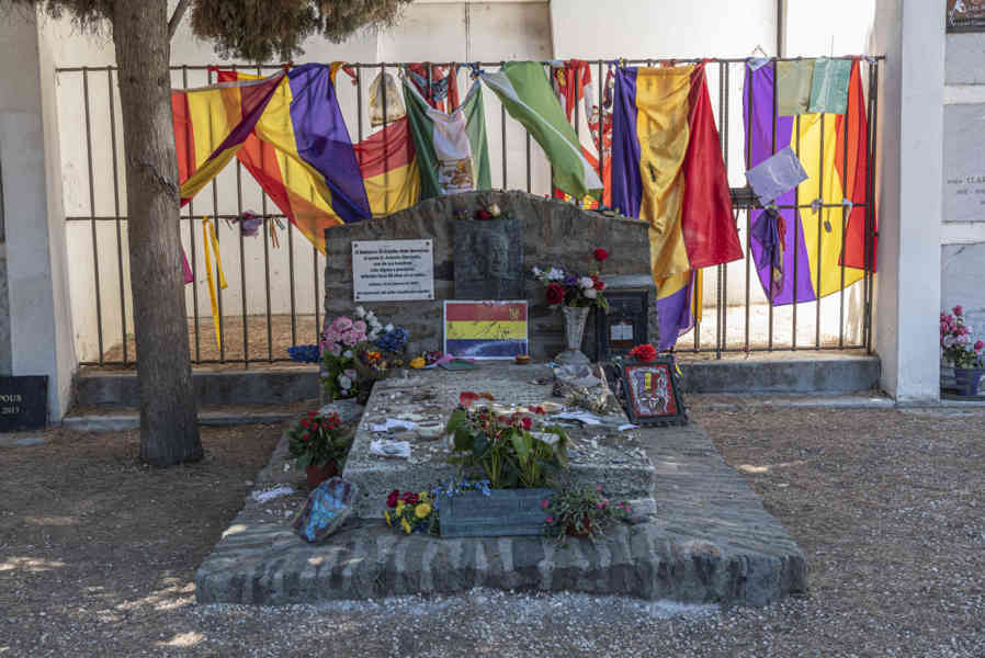 Francia - Collioure 056 - cementerio - tumba de Antonio Machado.jpg